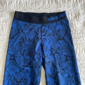 Nike pro capri athletic leggings.